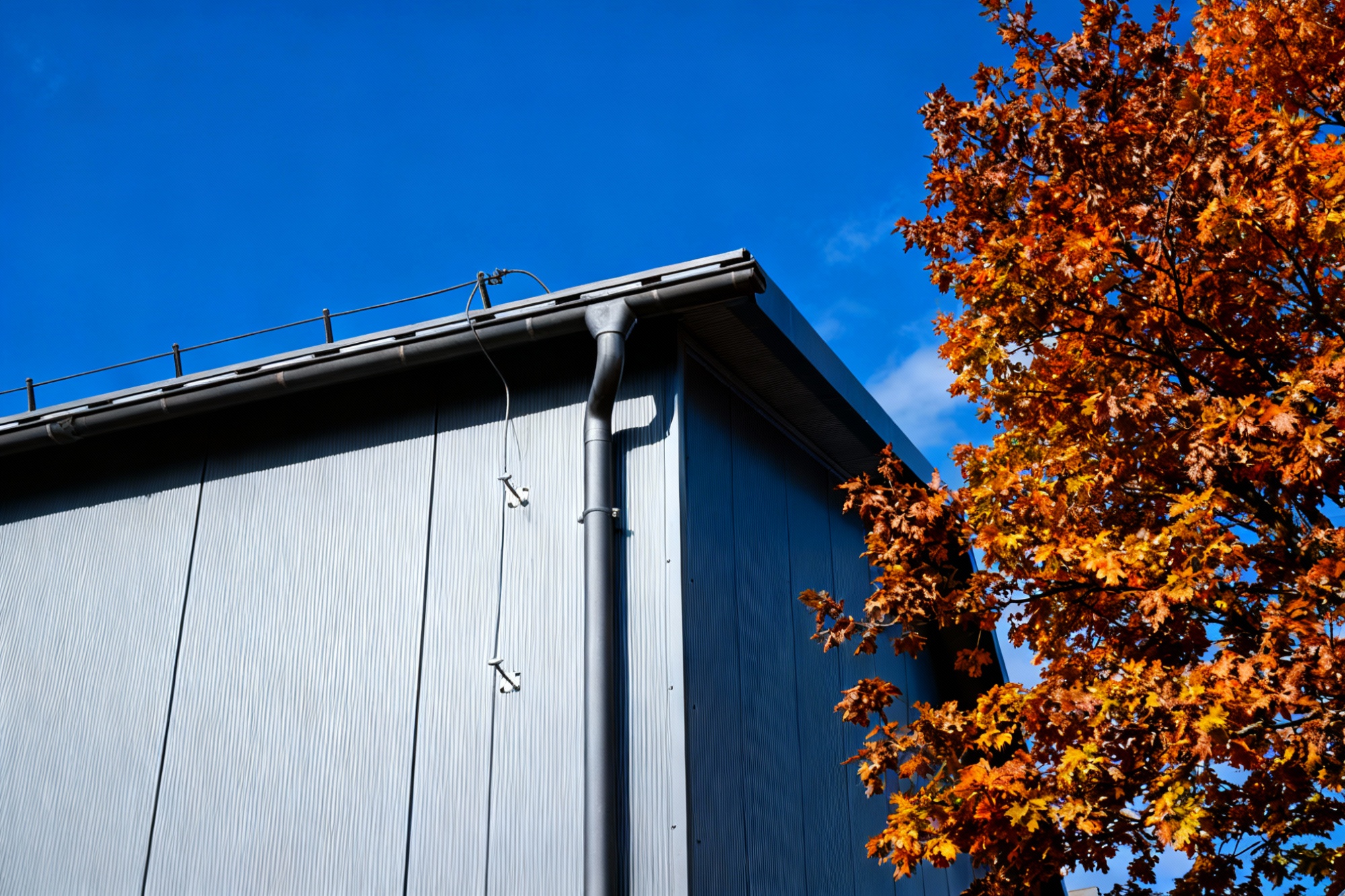 Jesienne przeglądy dachów, czyli jak utrzymać szczelność płyt PIR