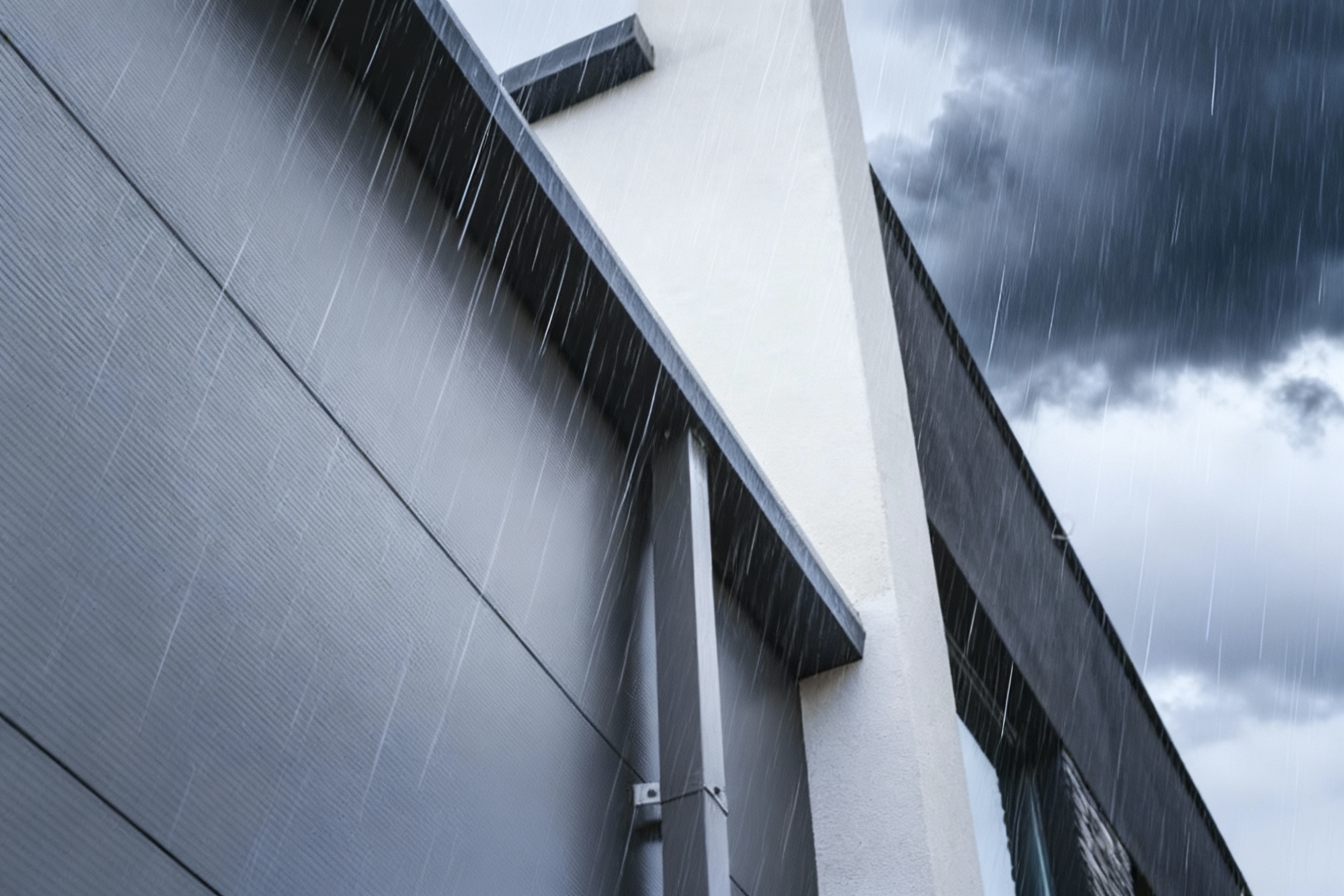 Mgła, deszcz, mróz – jak zabezpieczyć połączenia płyt warstwowych w trudnych warunkach?