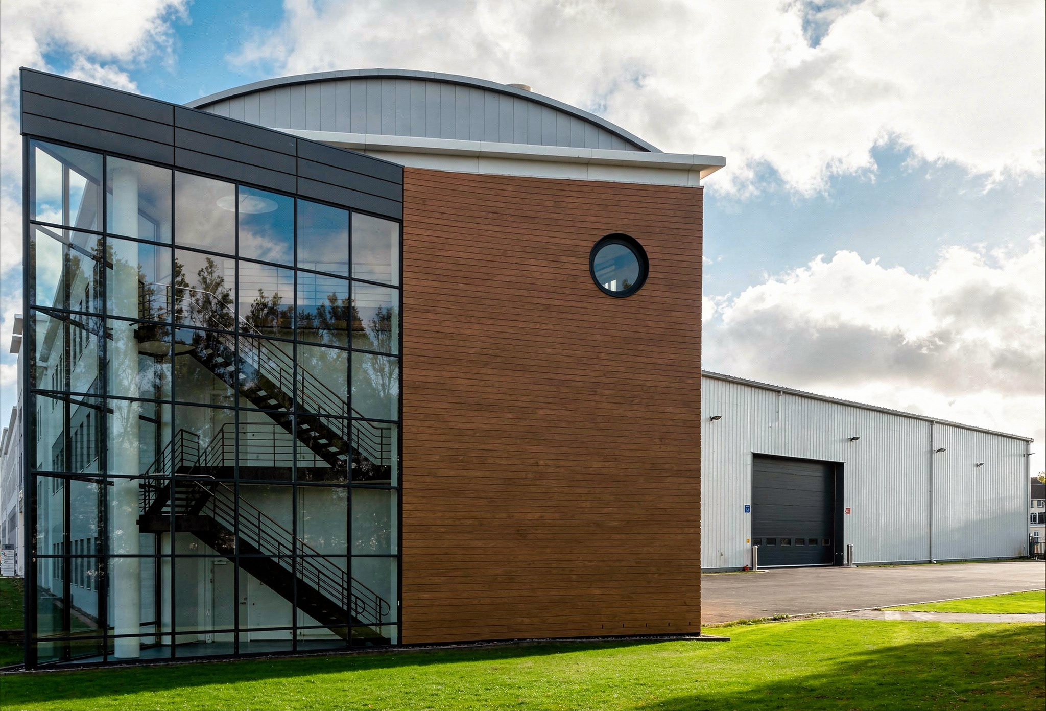 Minimalizm industrialny – jak płyty drewnopodobne ocieplają surową bryłę hali?