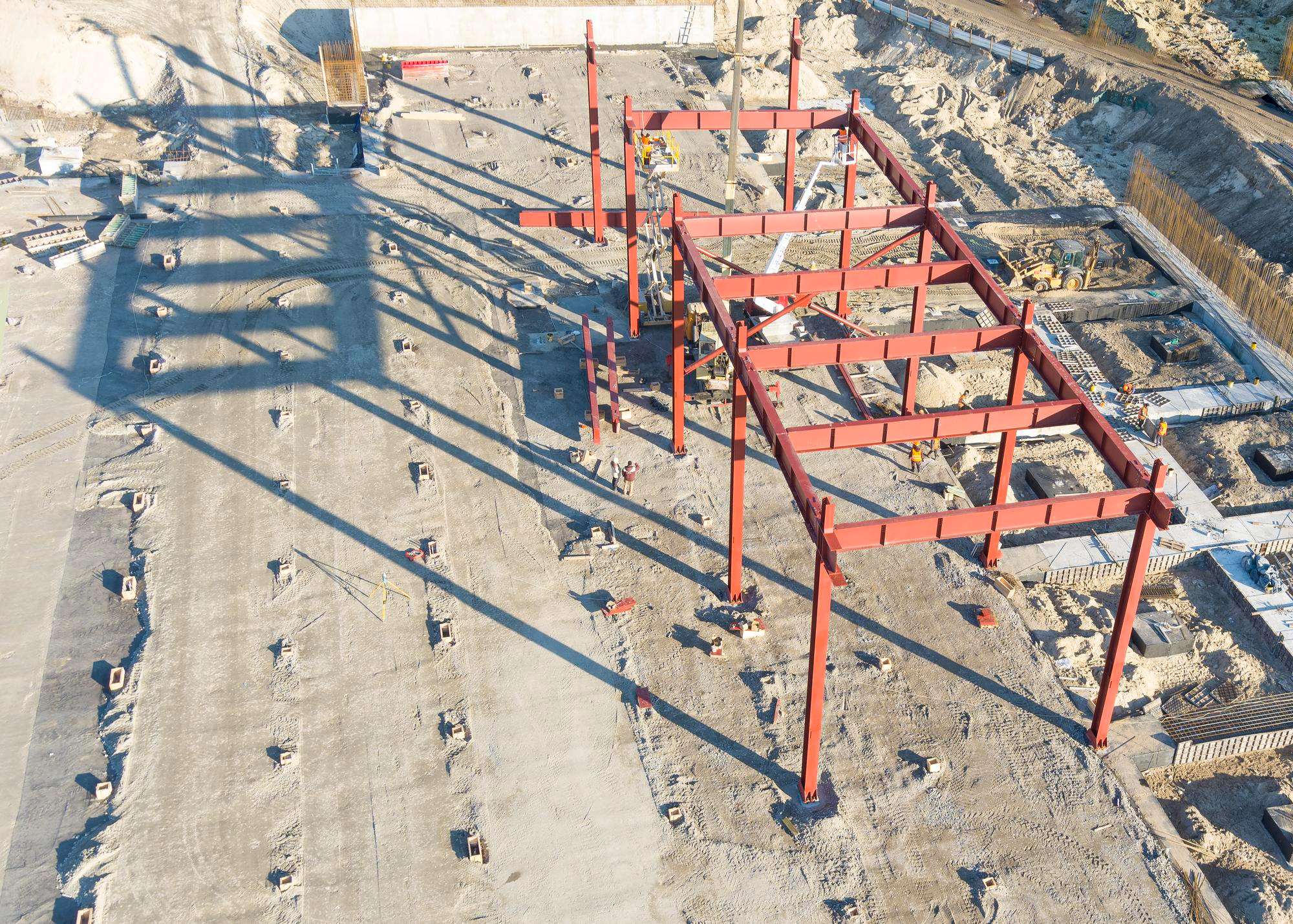 Płyty warstwowe a koszty budowy hali – gdzie naprawdę można oszczędzić?