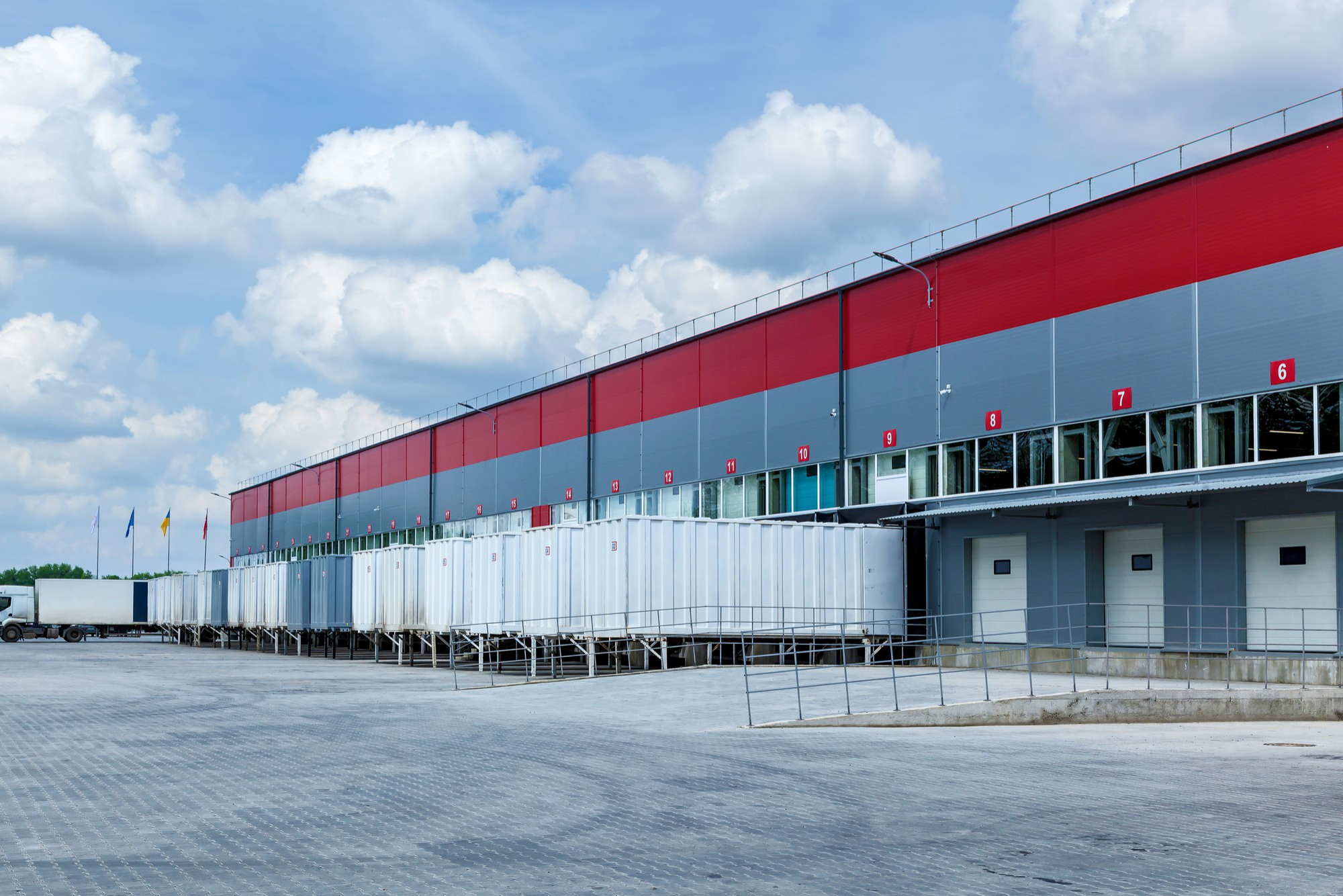 Dlaczego nowoczesne centra logistyczne stawiają na płyty PIR zamiast tradycyjnych rozwiązań?